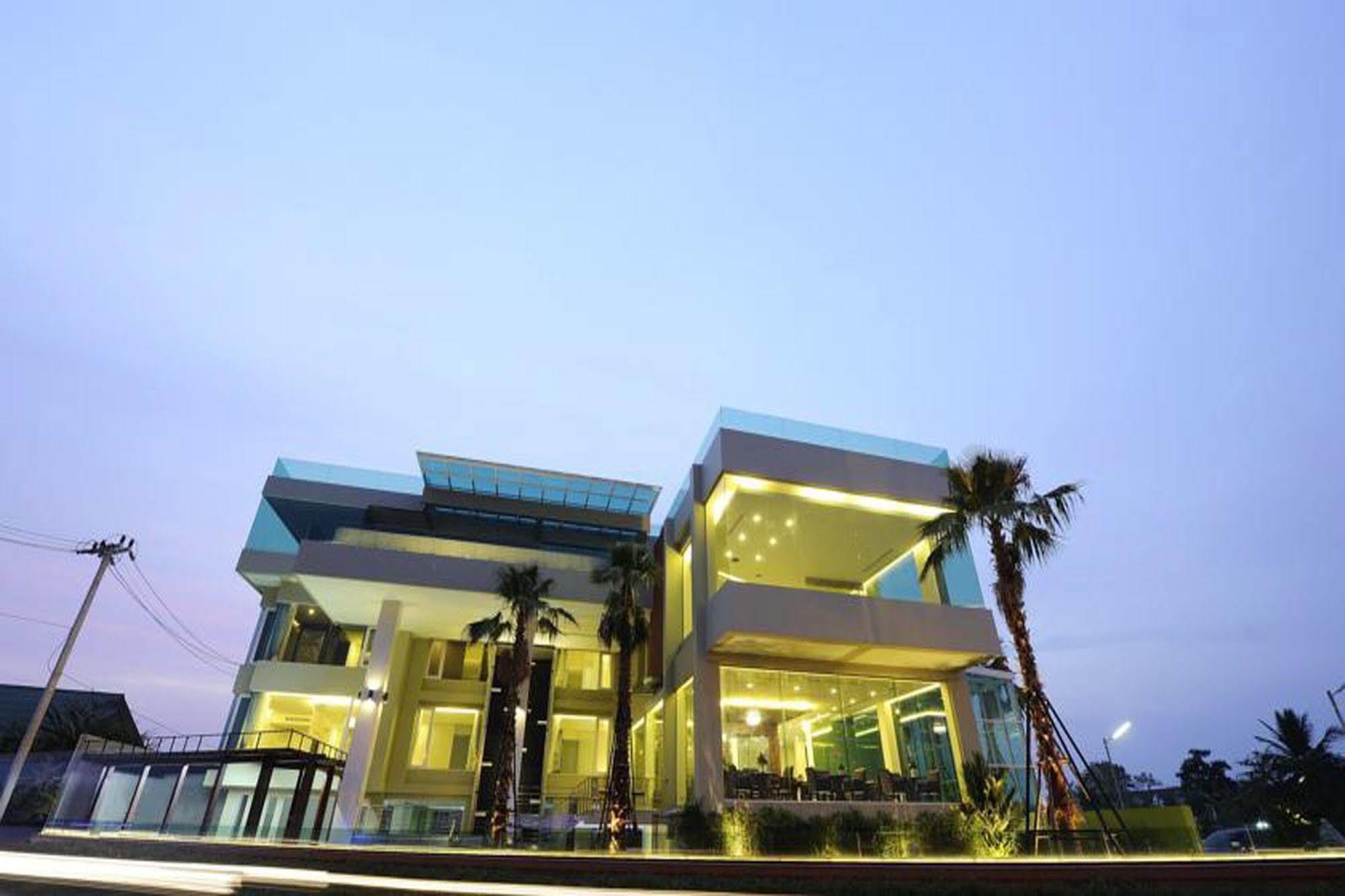 The Beverly Hills Hotel Nakhonratchasima Exteriér fotografie