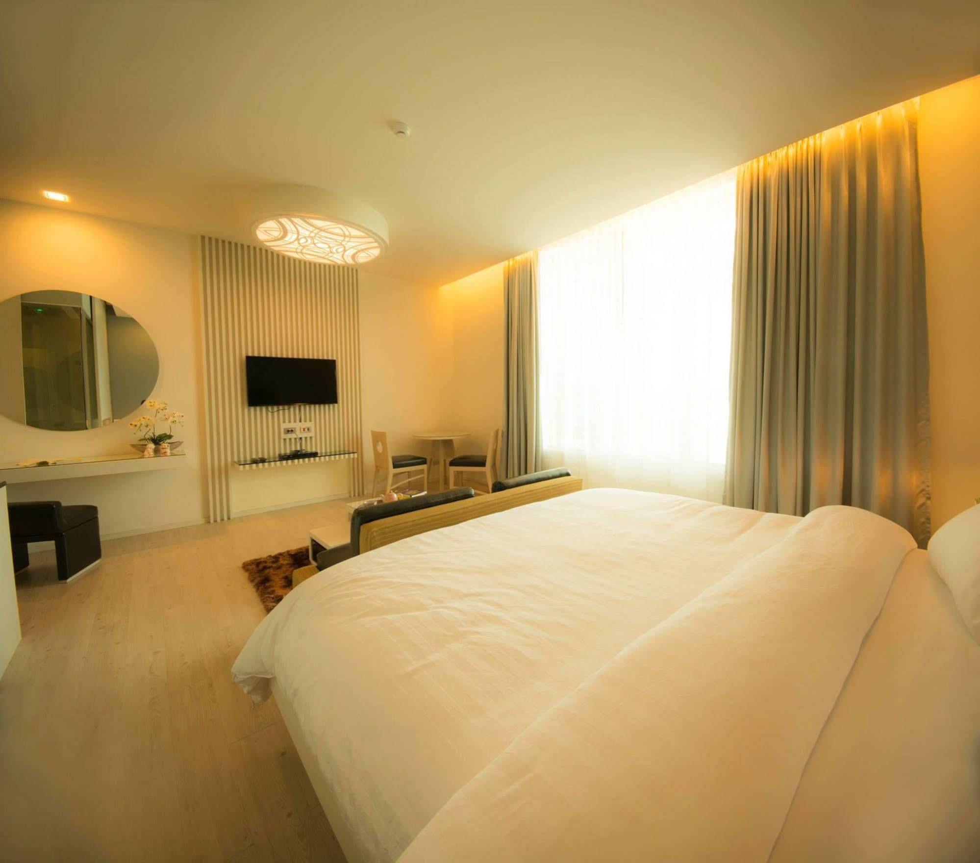 The Beverly Hills Hotel Nakhonratchasima Exteriér fotografie