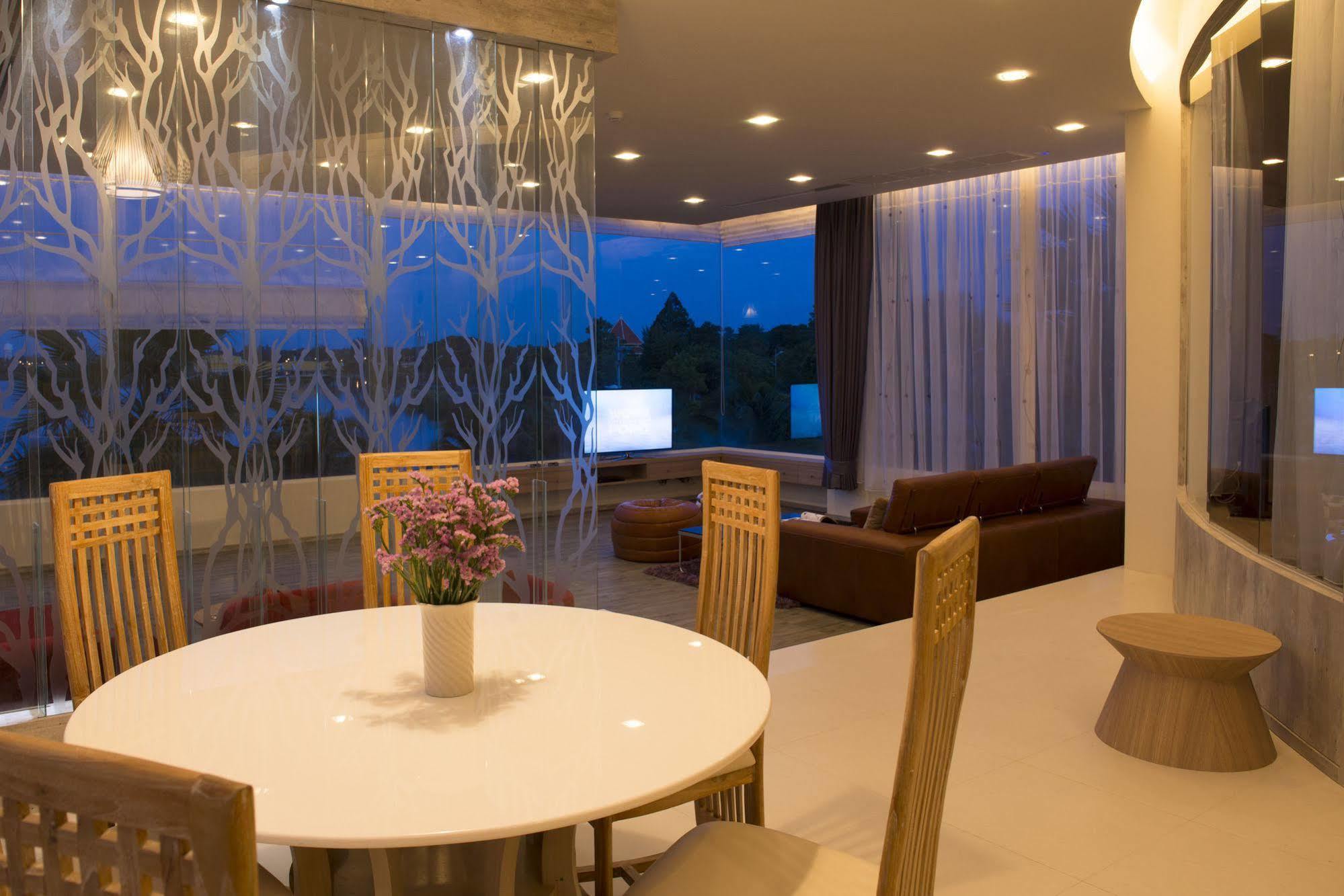 The Beverly Hills Hotel Nakhonratchasima Exteriér fotografie