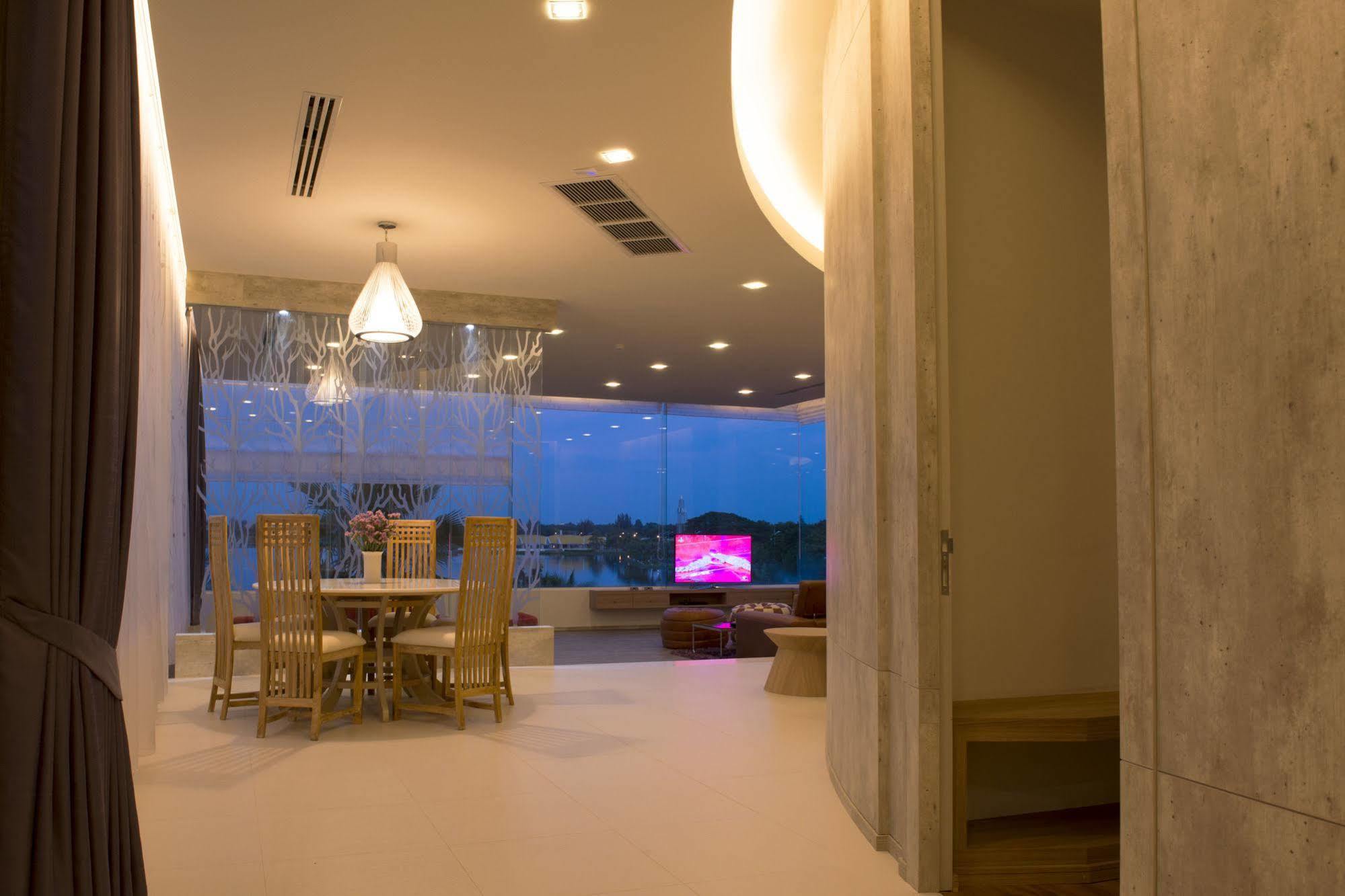 The Beverly Hills Hotel Nakhonratchasima Exteriér fotografie