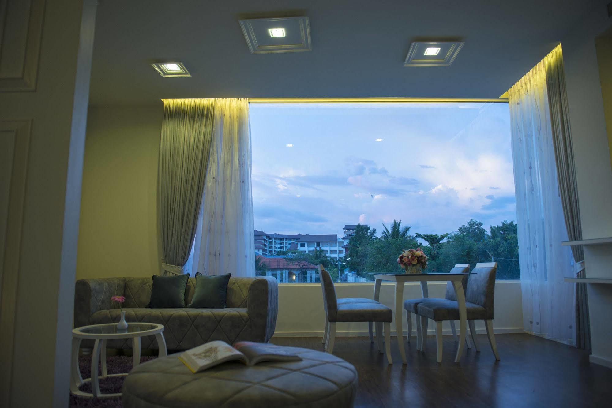 The Beverly Hills Hotel Nakhonratchasima Exteriér fotografie