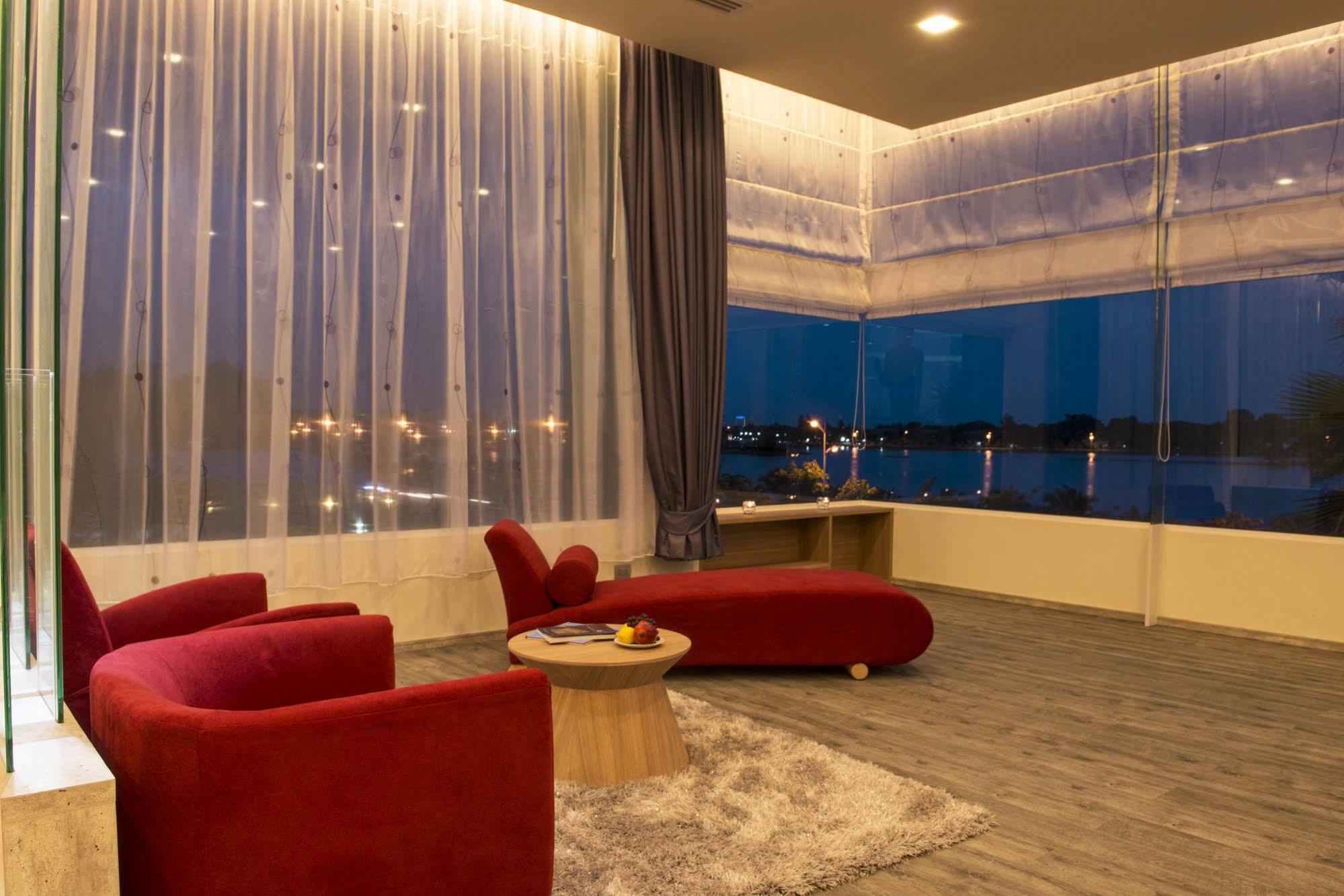 The Beverly Hills Hotel Nakhonratchasima Exteriér fotografie