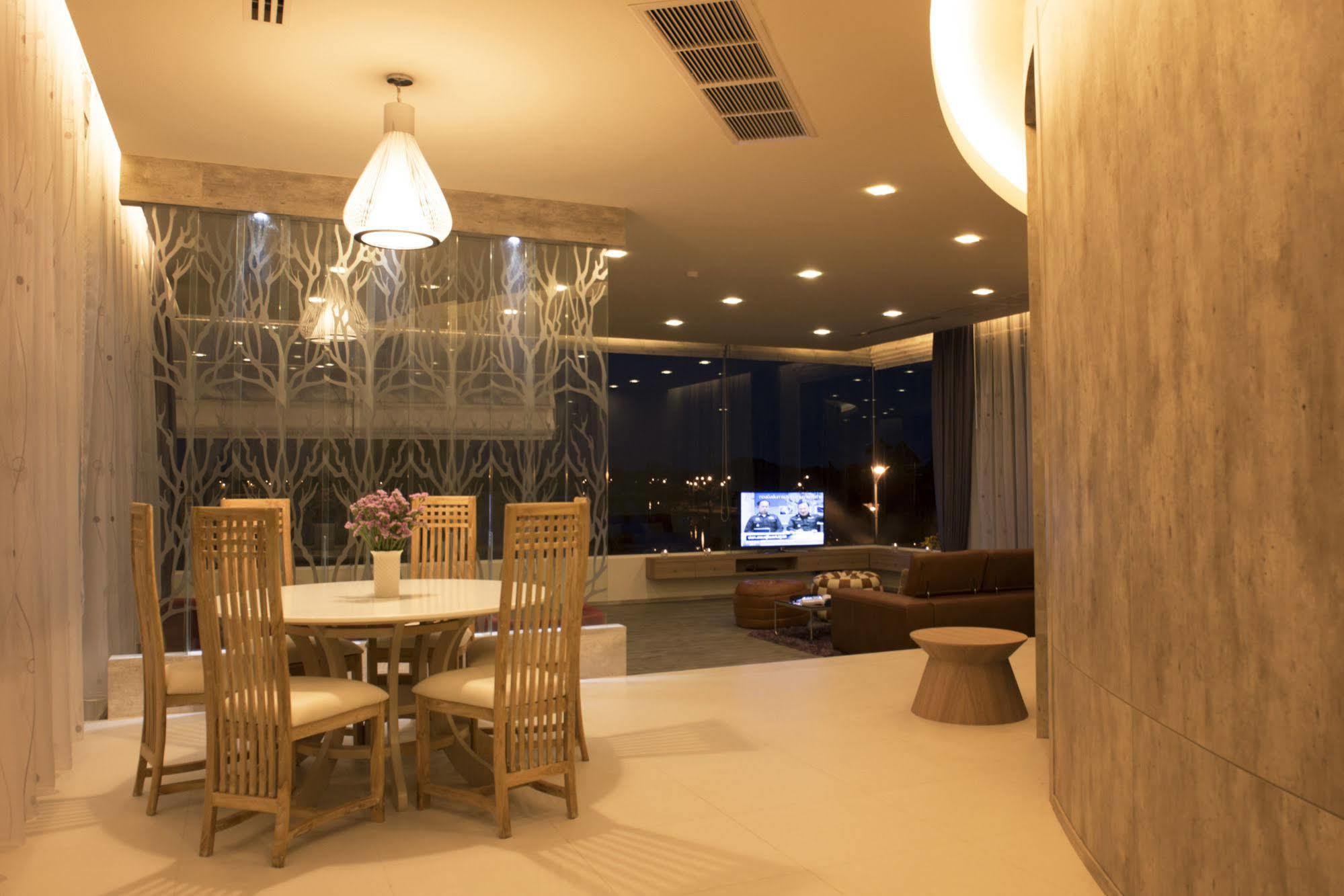 The Beverly Hills Hotel Nakhonratchasima Exteriér fotografie