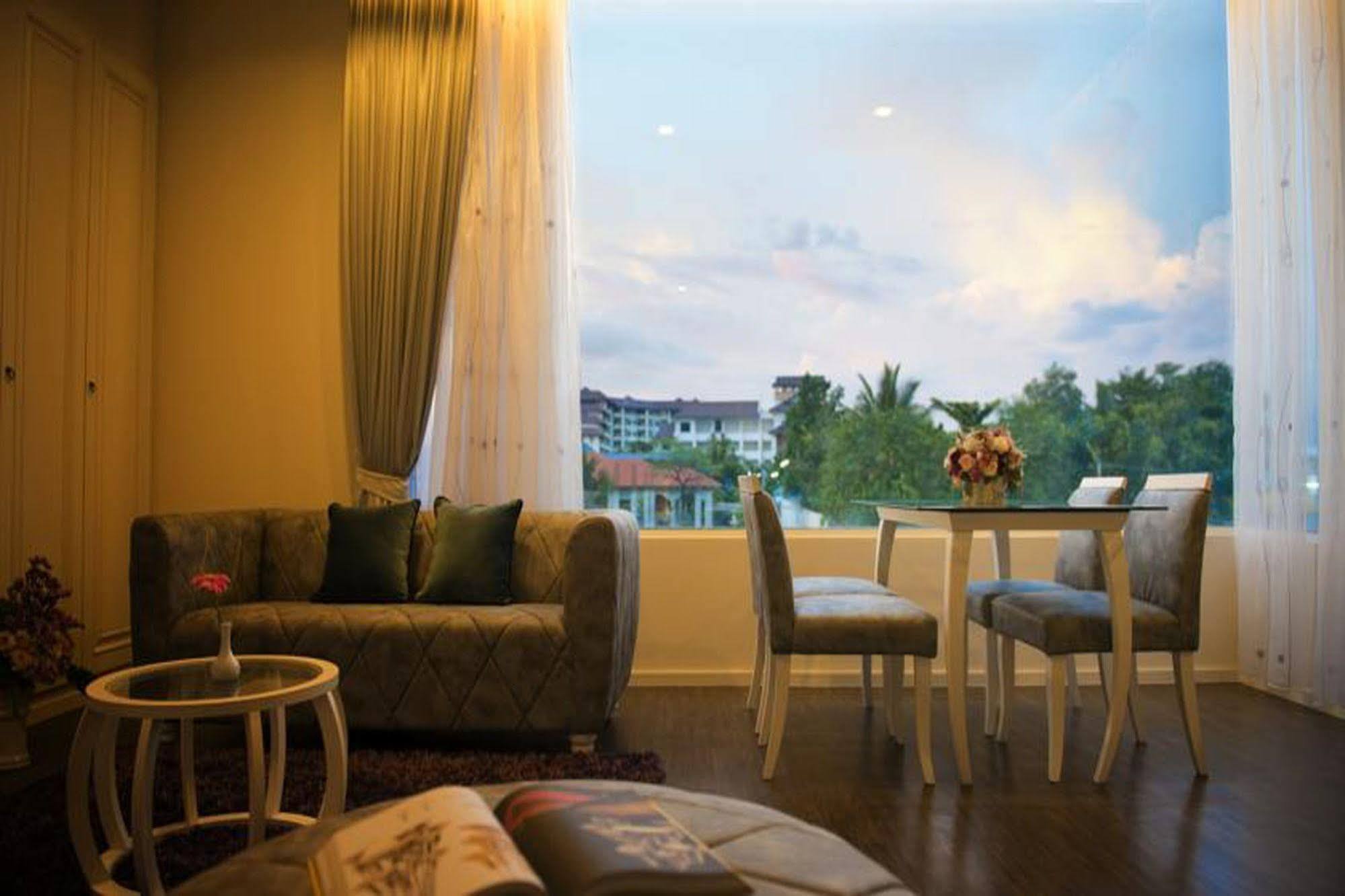 The Beverly Hills Hotel Nakhonratchasima Exteriér fotografie