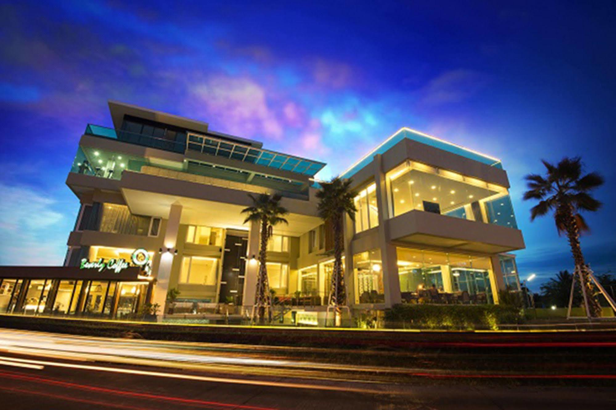 The Beverly Hills Hotel Nakhonratchasima Exteriér fotografie